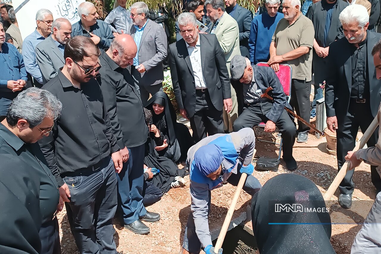 پیکر استاد «احمد زمانی» در آرامستان باغ رضوان آرام گرفت