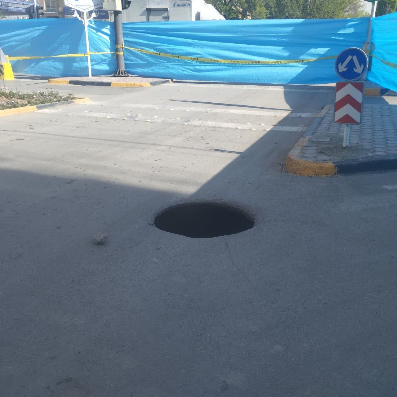 ریزش شبکه انتقال فاضلاب در بهارستان شرقی + عکس