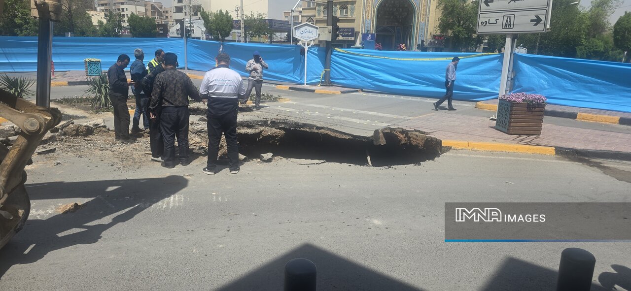تلاش برای ترمیم محل فرونشست زمین در خیابان طاهرزاده اصفهان