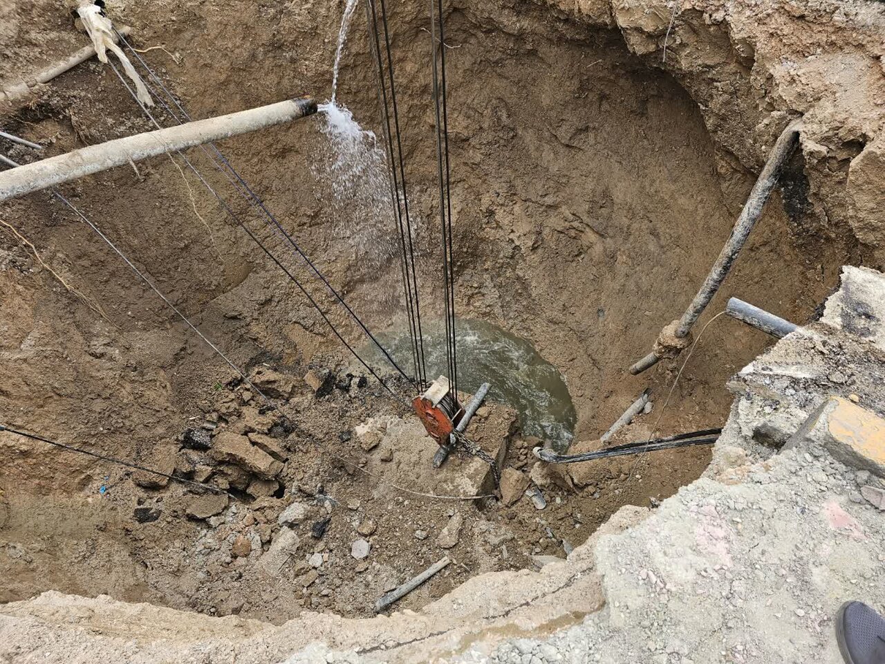 عملیات تعویض خط لوله انتقال فاضلاب در خیابان بهارستان انجام میشود + عکس