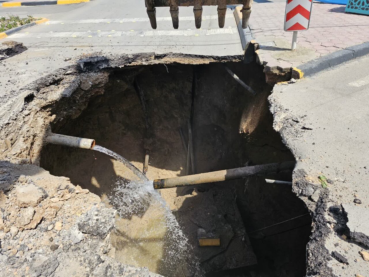 عملیات تعویض خط لوله انتقال فاضلاب در خیابان بهارستان انجام میشود + عکس