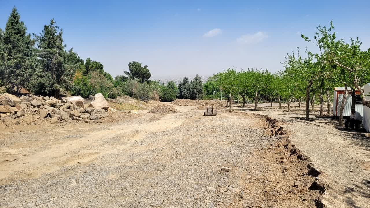 عملیات اجرایی احداث زمین ورزشی روباز چند منظوره در پارک کوهستانی صفه