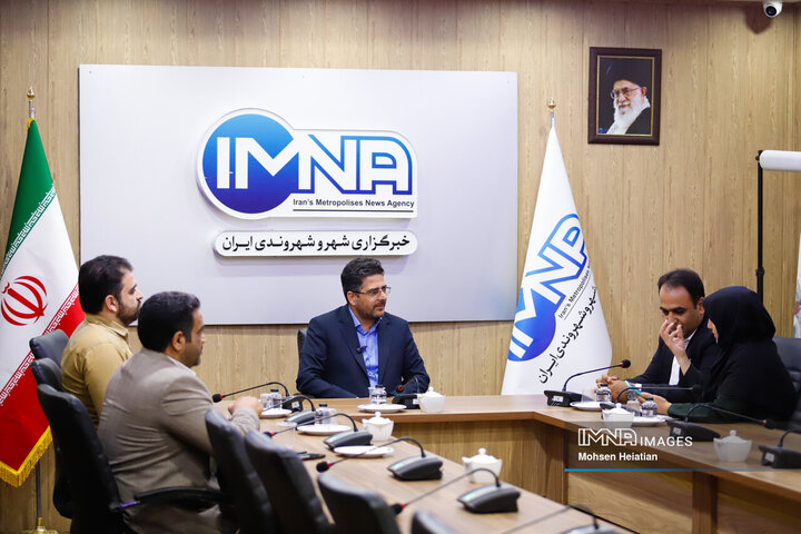 حضور شهردار بهارستان در دفتر خبرگزاری ایمنا