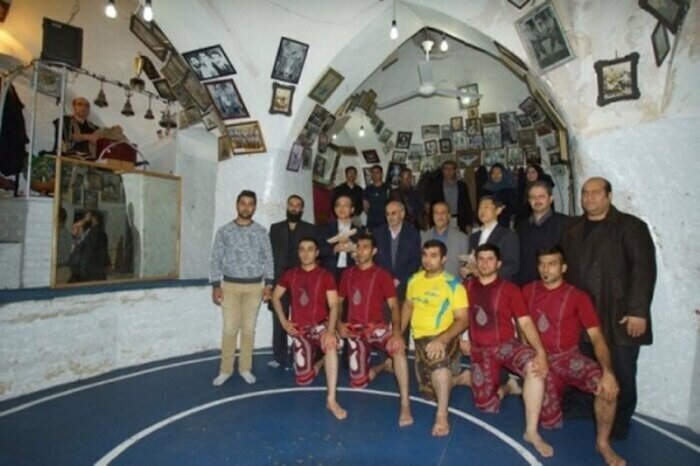 مرشدان خاموش، میلهایی که خاک میخورند