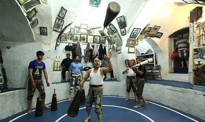 مرشدان خاموش، میلهایی که خاک میخورند