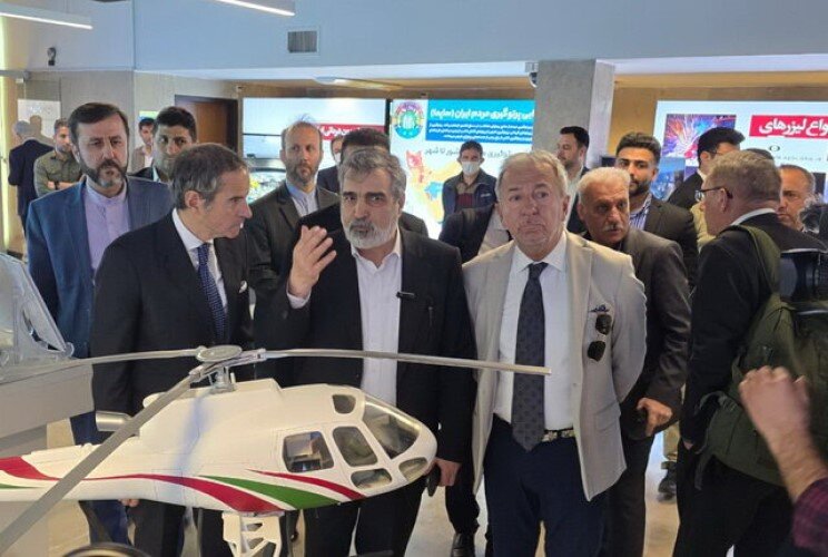 بازدید گروسی از نمایشگاه دستاوردهای صنعت هستهای ایران