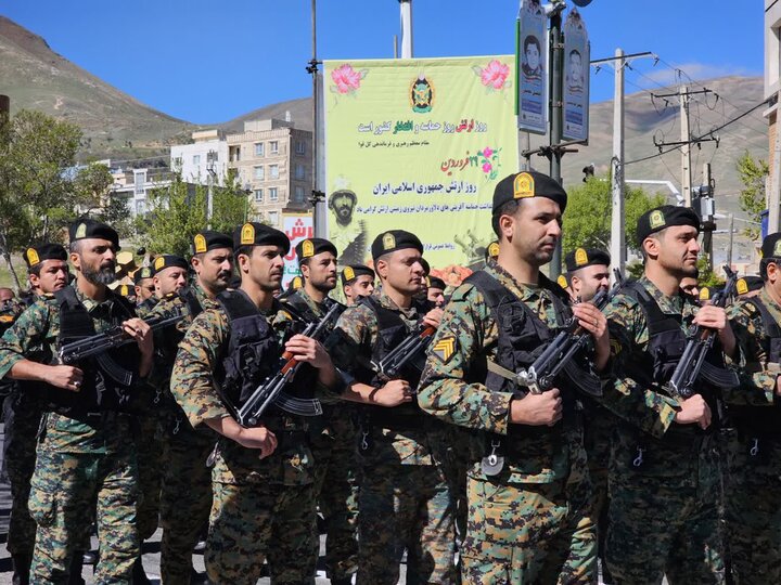 مراسم رژه روز ارتش در سنندج برگزار شد