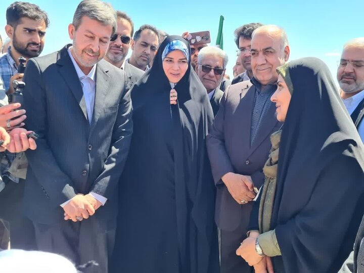 وزیر راه وشهرسازی وارد خور و بیابانک شد