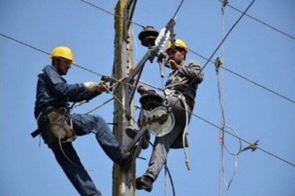 تلاش سیمبانان در شرایط سخت آب‌وهوایی برای پایداری شبکه برق