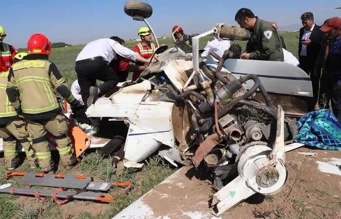 مصدومیت ۲ نفر در حادثه سقوط هواپیمای آموزشی در قزوین