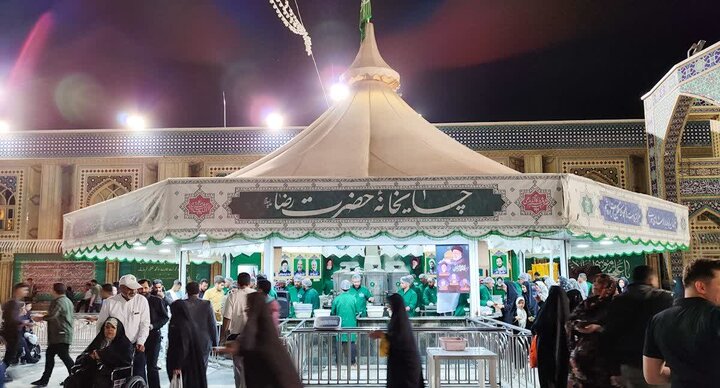 خدمت‌رسانی رزمندگان لشکر ۱۴ امام حسین (ع) در چایخانه حضرت رضا (ع)