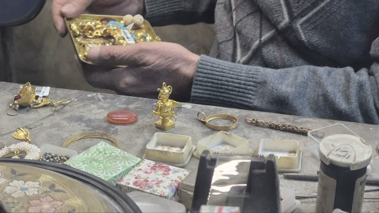 طلا بر گردن تاریخ