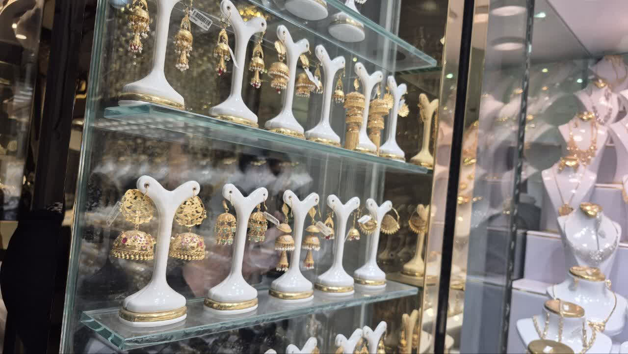 طلا بر گردن تاریخ