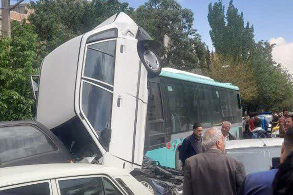 اتوبوس شهری در تبریز حادثه آفرید + عکس