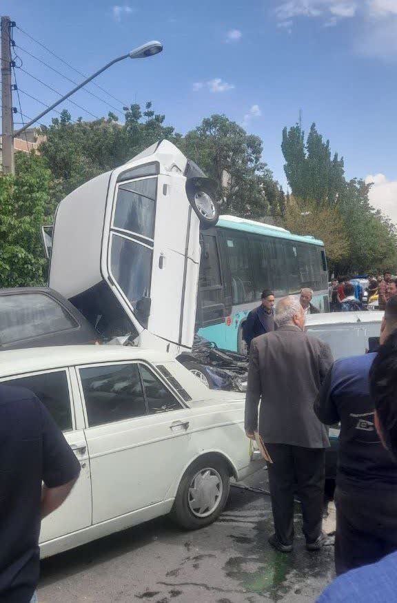 اتوبوس شهری در تبریز حادثه آفرید + عکس