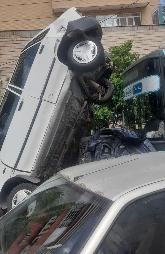 اتوبوس شهری در تبریز حادثه آفرید + عکس