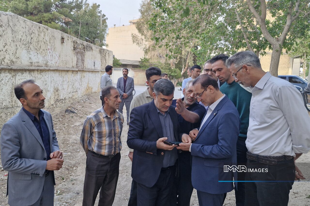 اجرای عملیات لکهگیری آسفالت در معابر محله کنگاز