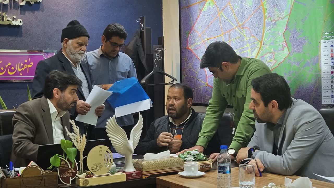 رسیدگی به درخواستهای مردمی در جلسه مشورتی کمیته نظارتی منطقه ۱۰ اصفهان