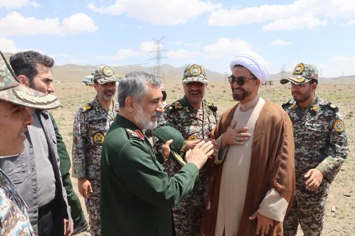 بازدید امیر سرتیپ صباحی‌فرد و سردار حاجی‌زاده از مواضع پدافندیِ نطنز و خنداب