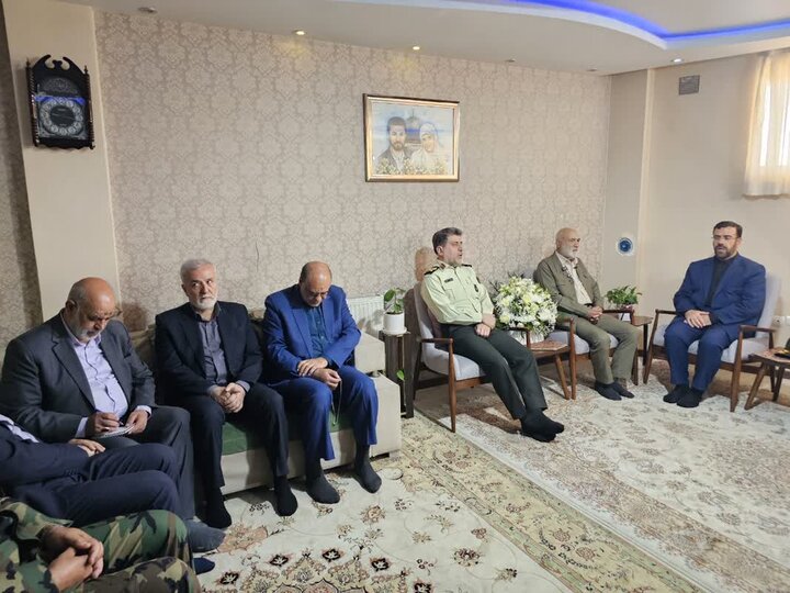 خانواده شهیده کرباسی، مفتخر به دریافت نشان شهید شاخص سال