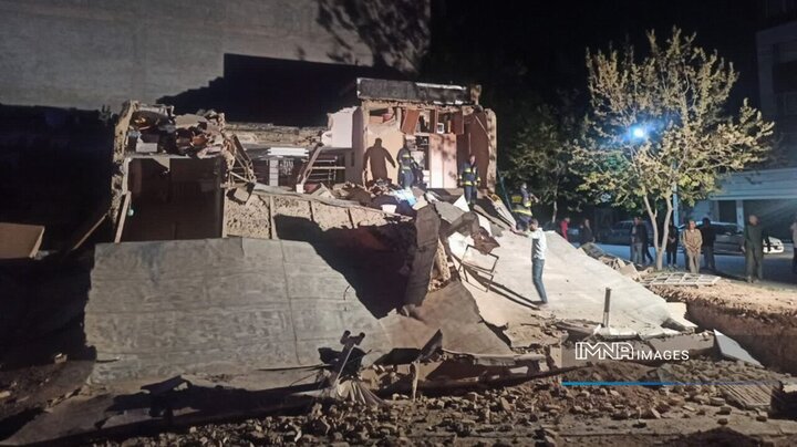 تخریب ساختمان مسکونی در خیابان استقلال شهرکرد/ یک نفر جان خود را از دست داد