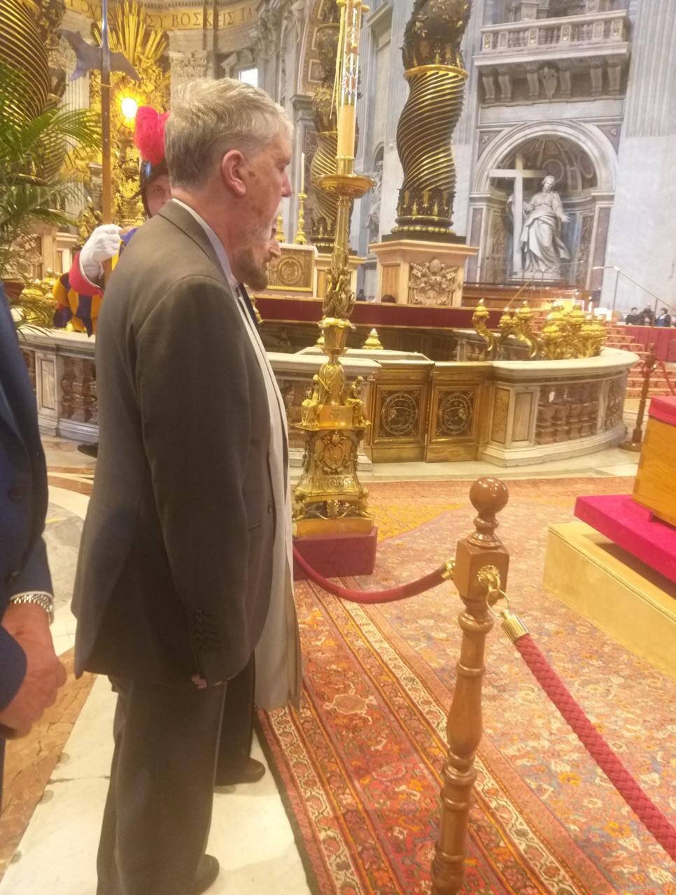 ادای احترام وزیر فرهنگ به پاپ فرانسیس در محل کلیسای سن پیتر