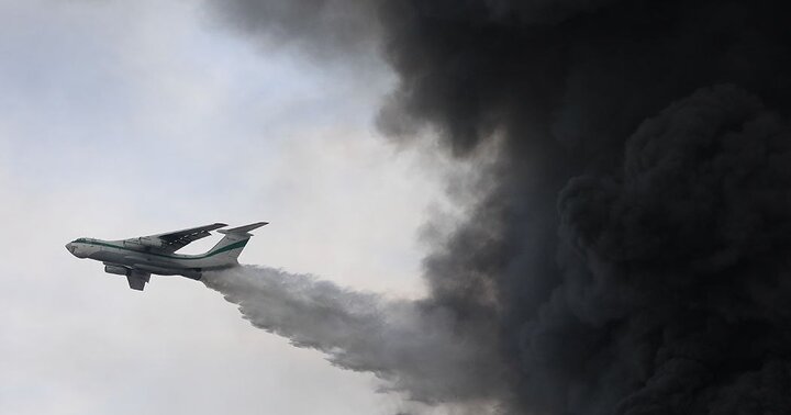 اطفای حریق بندر شهید رجایی توسط هواپیمای ایلوشین سپاه + فیلم