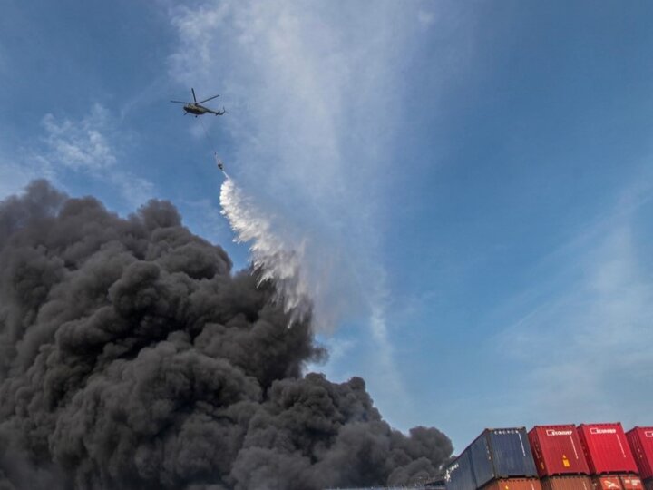 ویدئویی از دومین روز عملیات مهار آتش‌سوزی در بندر شهید رجایی