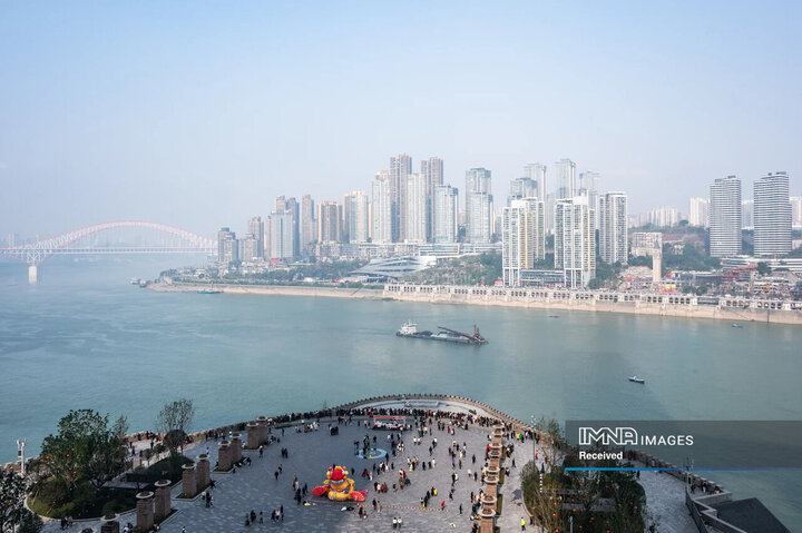 نقطه ای که رودخانه های یانگ تسه و جیالینگ به هم می رسند. این میدان در پایه آسمان‌خراش‌های شهر رافلز در منطقه یوژونگ قرار دارد