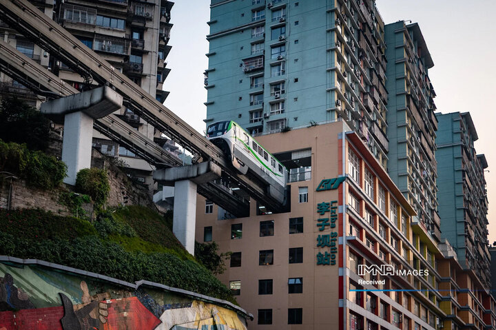 خط 2 مترو این شهر در مسیر خود از یک ساختمان 19 طبقه عبور می‌کند.