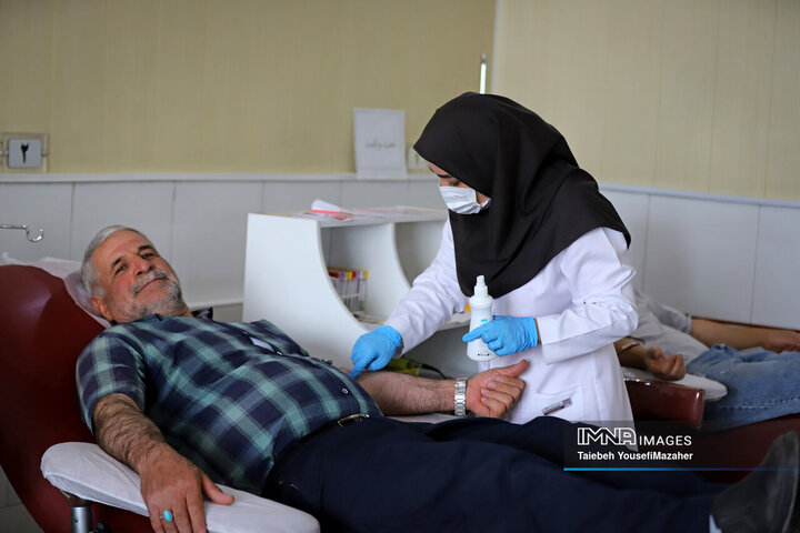 اهدای خون مردم همدان به حادثه‌دیدگان بندر شهید رجایی