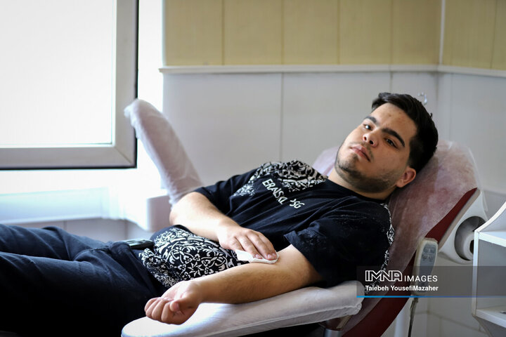 اهدای خون مردم همدان به حادثه‌دیدگان بندر شهید رجایی