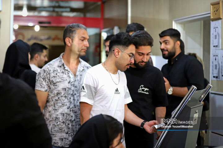 اهدای خون مردم همدان به حادثه‌دیدگان بندر شهید رجایی