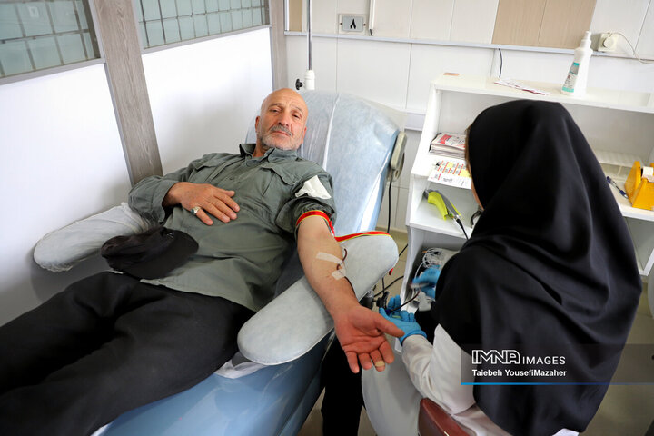 اهدای خون مردم همدان به حادثه‌دیدگان بندر شهید رجایی