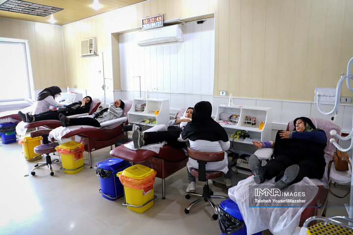 اهدای خون مردم همدان به حادثه‌دیدگان بندر شهید رجایی