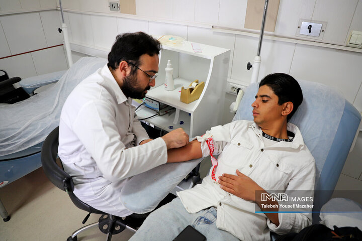 اهدای خون مردم همدان به حادثه‌دیدگان بندر شهید رجایی