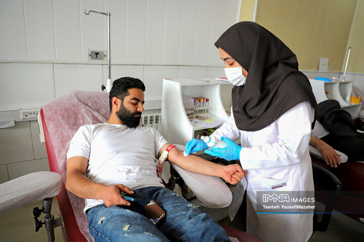 اهدای خون مردم همدان به حادثه‌دیدگان بندر شهید رجایی