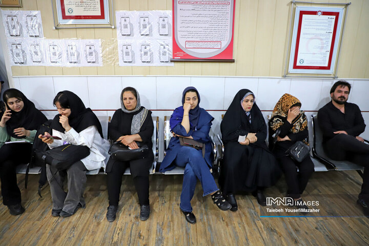 اهدای خون مردم همدان به حادثه‌دیدگان بندر شهید رجایی