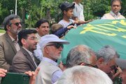 اهتزاز ابرپرچم متبرک حرم رضوی در منطقه ۱۰ اصفهان همزمان با دهه کرامت