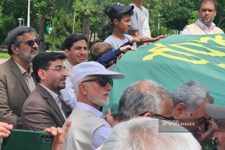 اهتزاز ابرپرچم متبرک حرم رضوی در منطقه ۱۰ اصفهان همزمان با دهه کرامت