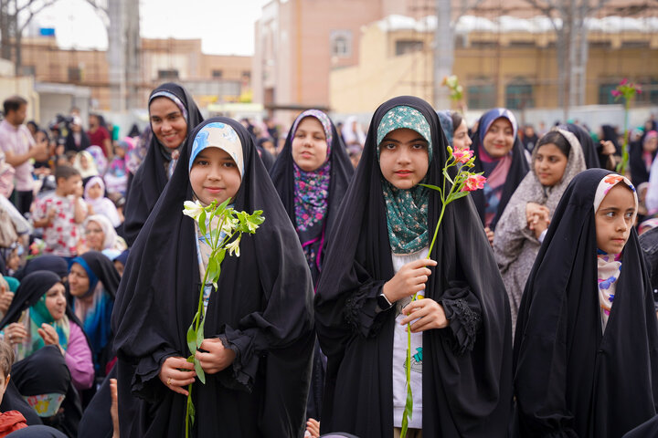جشن روز دختر در حرم زینبیه اصفهان