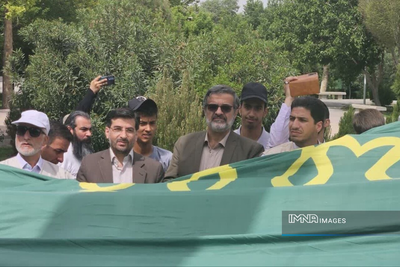 اهتزاز ابرپرچم متبرک حرم رضوی در منطقه ۱۰ اصفهان همزمان با دهه کرامت