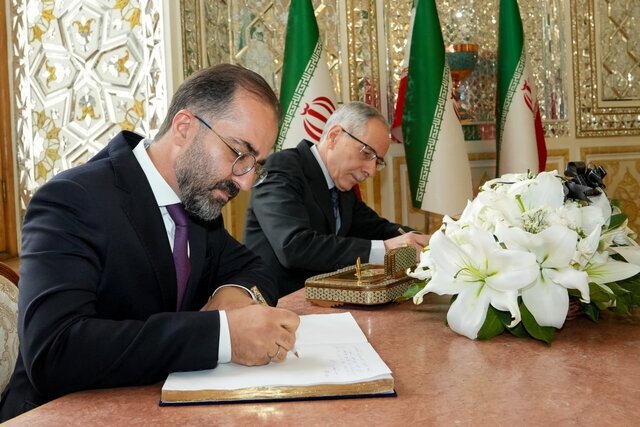 ادای احترام سفرا و نمایندگی‌های خارجی به قربانیان حادثه بندر شهید رجایی