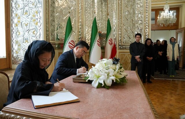 ادای احترام سفرا و نمایندگی‌های خارجی به قربانیان حادثه بندر شهید رجایی