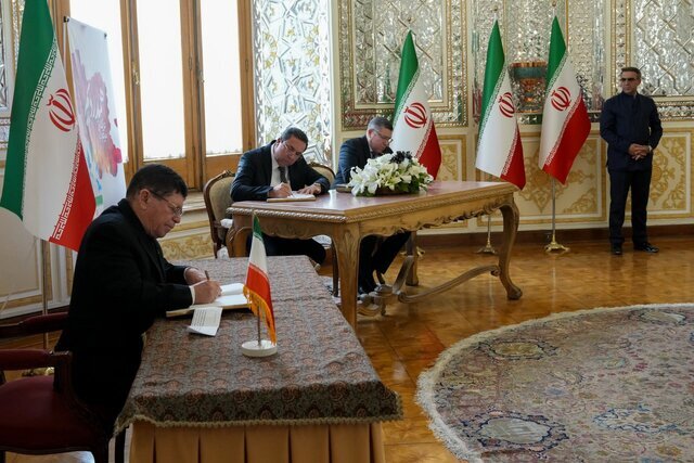 ادای احترام سفرا و نمایندگی‌های خارجی به قربانیان حادثه بندر شهید رجایی