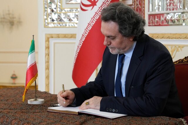 ادای احترام سفرا و نمایندگی‌های خارجی به قربانیان حادثه بندر شهید رجایی