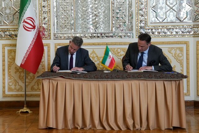 ادای احترام سفرا و نمایندگی‌های خارجی به قربانیان حادثه بندر شهید رجایی