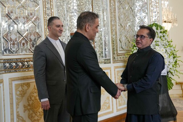 ادای احترام سفرا و نمایندگی‌های خارجی به قربانیان حادثه بندر شهید رجایی