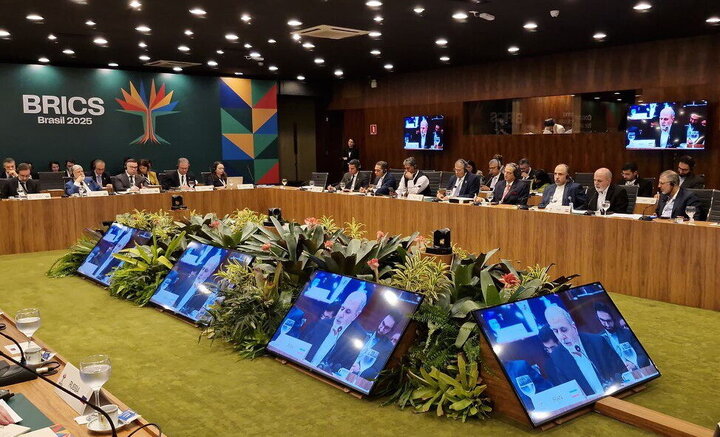 ایران از حق استفاده صلح‌آمیز از انرژی اتمی نخواهد گذشت