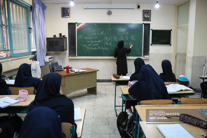 معلمان چراغ راه فردای ایران‌زمین‌ هستند